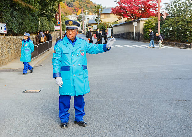 giapponese guardia di sicurezza - kinkaku ji temple foto e immagini stock