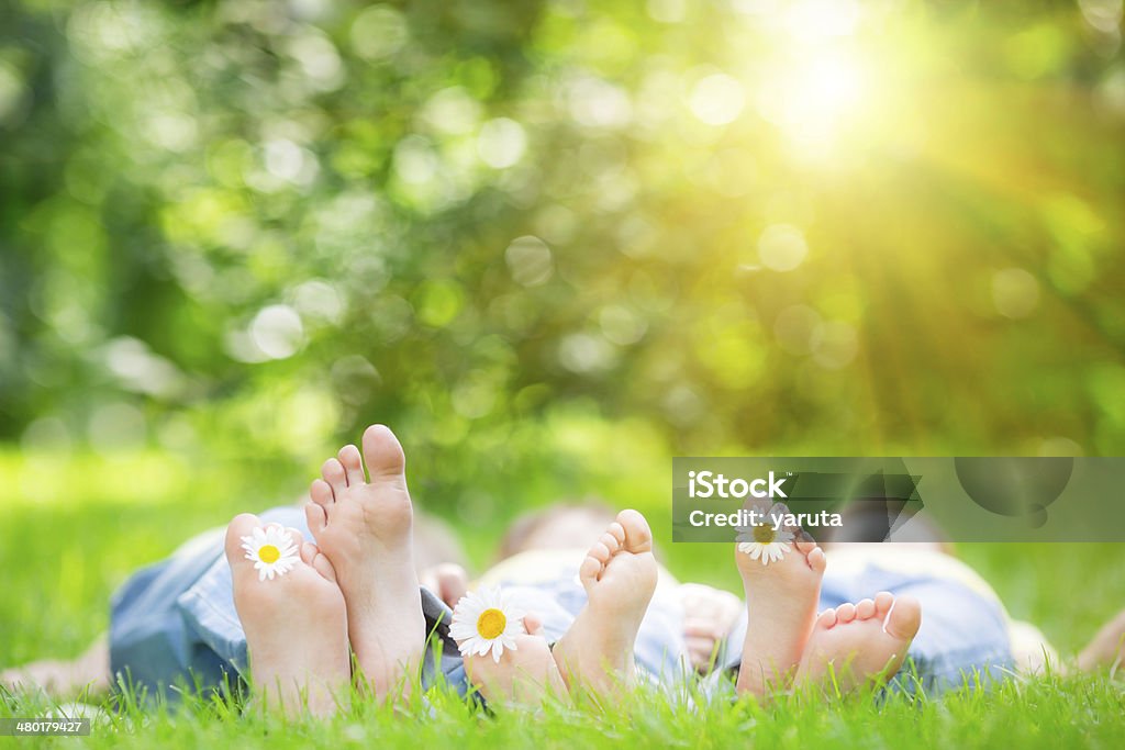 家族の草の上に横たわる - 花のロイヤリティフリーストックフォト