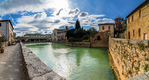 bagno vignoni medieval aldeia, na toscânia - vignoni imagens e fotografias de stock