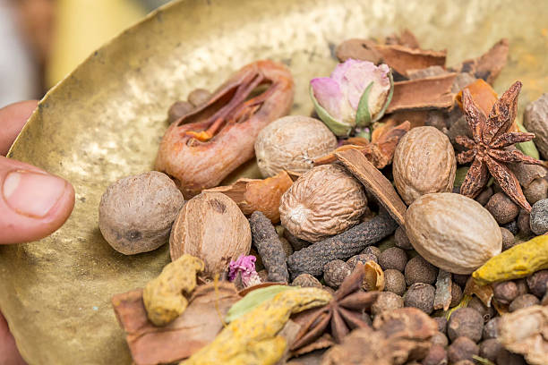 zutaten für die orientalischer gewürz ras el-hanout - cardamom cinnamon mortar and pestle herb stock-fotos und bilder