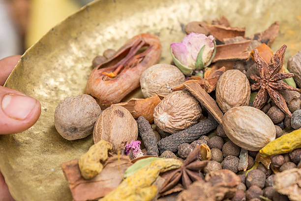 ingrédients pour la cuisine orientale spice de ras el hanout - cardamom cinnamon mortar and pestle herb photos et images de collection