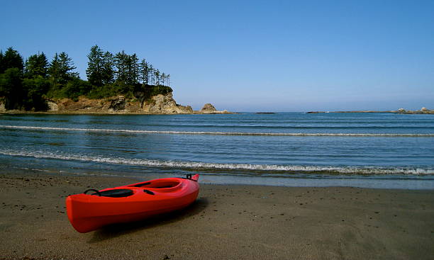 rojo kayak en oregon beach - sunset bay oregón fotografías e imágenes de stock