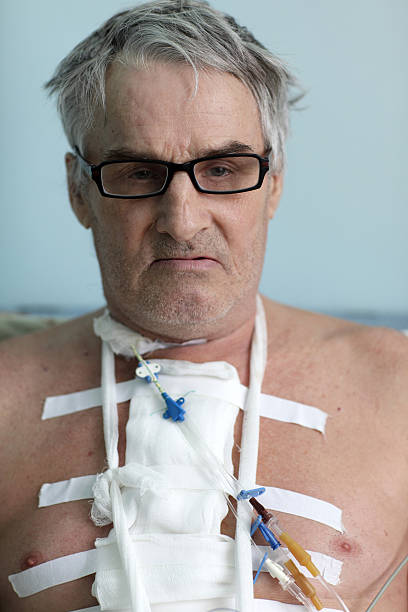 남자 밴디지 만짐 - pacemaker torso chest male 뉴스 사진 이미지