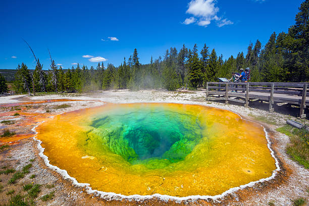 rano chwały basen w park narodowy yellowstone wyoming - white cloud mountains zdjęcia i obrazy z banku zdjęć