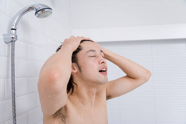 彼の頭の男性のシャンプー amp ;シャワー - men naked shower bathroom ストックフォトと画像