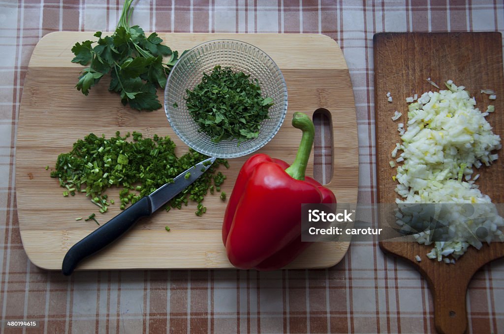 Pimentão, salsa, cebola e cebolinha, na mesa de madeira - Foto de stock de Alimentação Saudável royalty-free