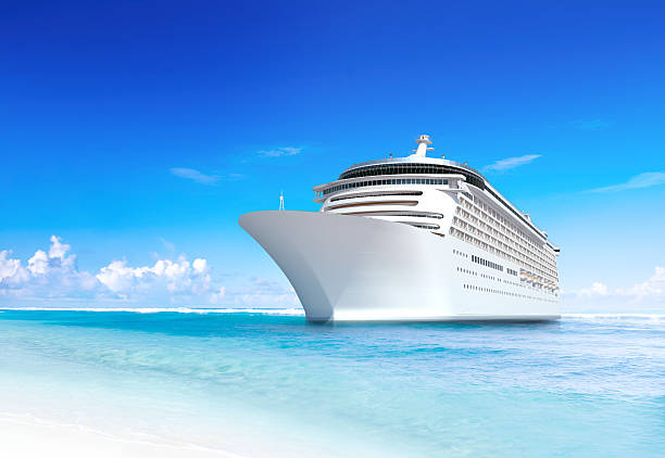kreuzfahrtschiff mit wunderschönen tropischen strand - kreuzfahrtschiff stock-fotos und bilder