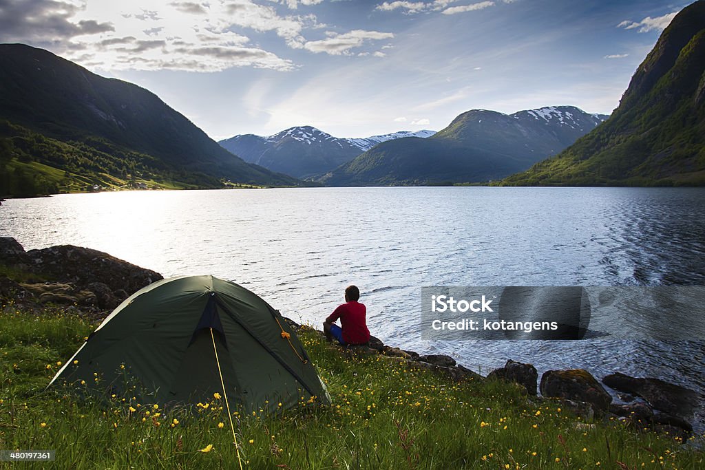 Acampar nas montanhas perto do lago - Royalty-free Adulto Foto de stock