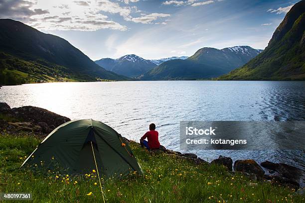 Acampar Nas Montanhas Perto Do Lago - Fotografias de stock e mais imagens de Adulto - Adulto, Ao Ar Livre, Atividade
