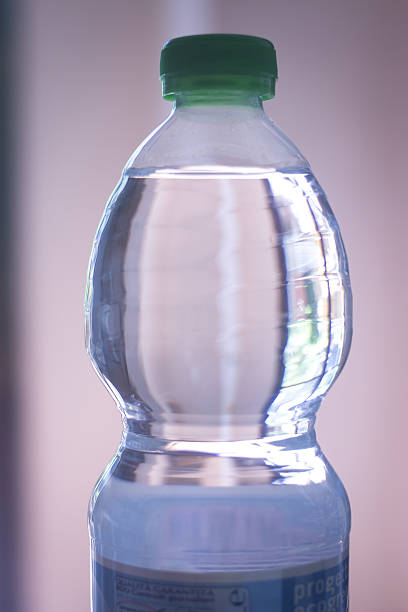 plástico, botella de agua en la ventana de luz - water bottle water bottle drink fotografías e imágenes de stock