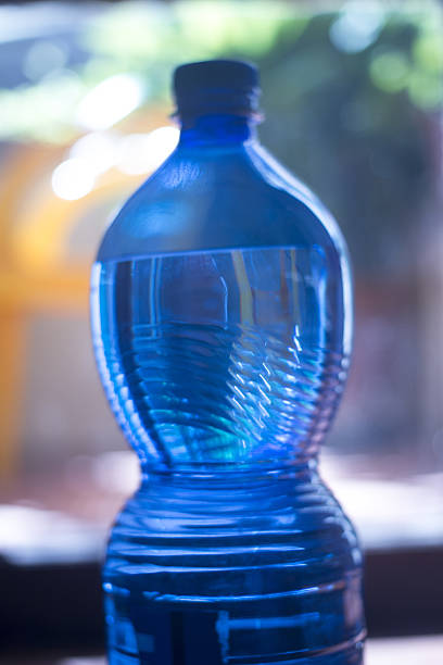 plástico, botella de agua en la ventana de luz - water bottle water bottle drink fotografías e imágenes de stock