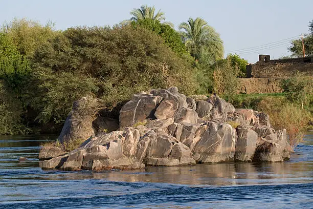 We take a closer look at life on Nile River while having a felucca sailboat ride from Aswan to Elephantine Island.