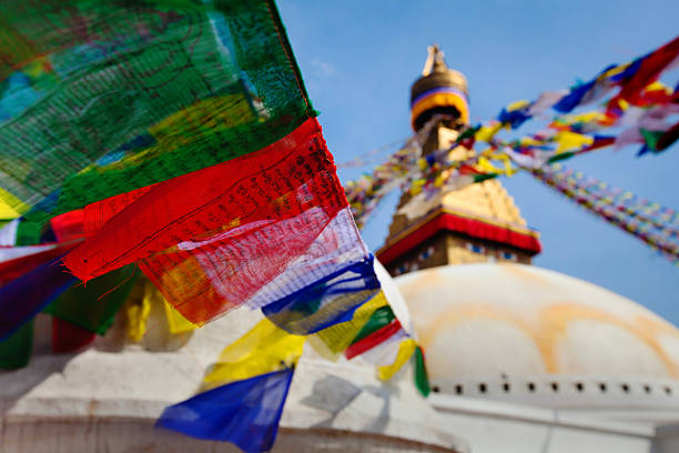 stûpa de bodnath - bodnath stupa kathmandu stupa flag photos et images de collection