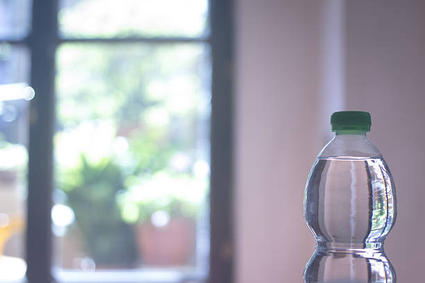 plástico, botella de agua en la ventana de luz - water bottle water bottle drink fotografías e imágenes de stock