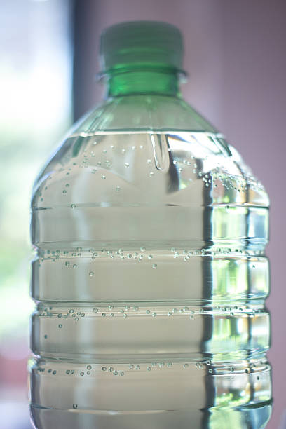 plástico, botella de agua en la ventana de luz - water bottle water bottle drink fotografías e imágenes de stock