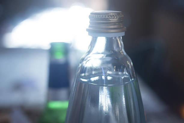 botella de agua cristalina de gaseosas vidrio - water bottle water bottle drink fotografías e imágenes de stock