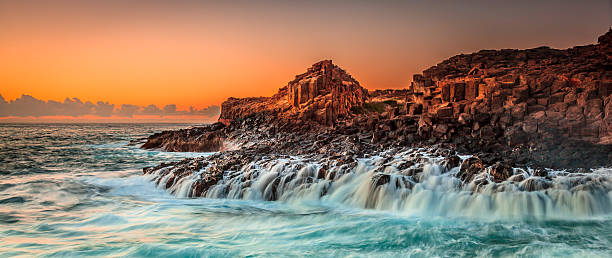 chorro de agua caída en sunrise - water waterfall sky seascape fotografías e imágenes de stock