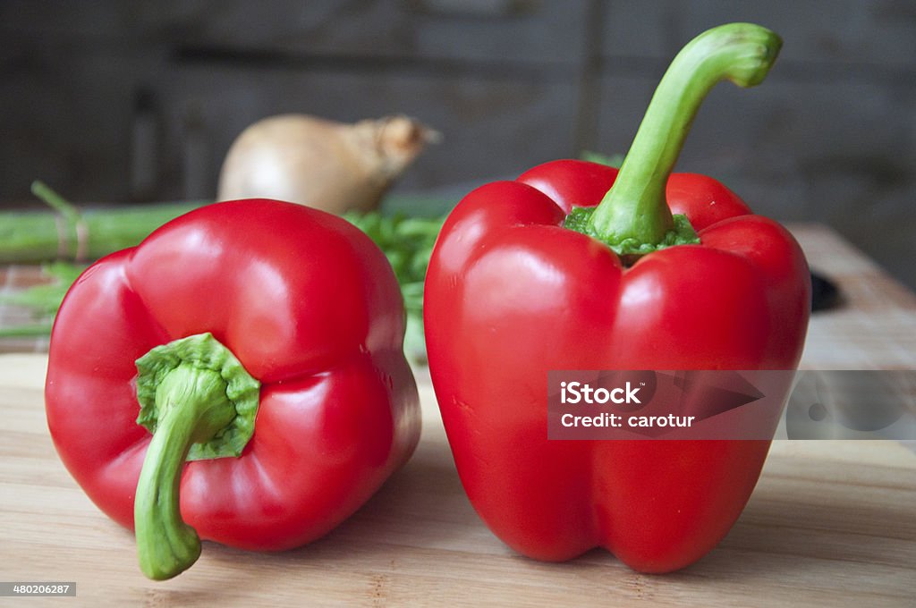 Pimiento rojo en mesa de madera - Foto de stock de Alimento libre de derechos