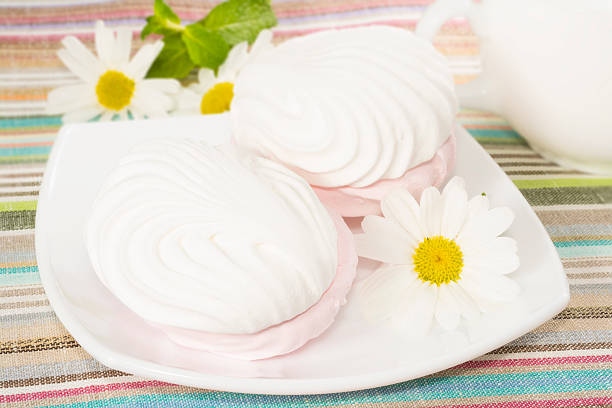 istock Air marshmallows whith chamomile on a plate, closeup 480206703