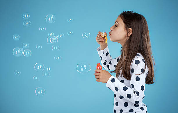 ils y aller ! - bubble child bubble wand blowing photos et images de collection