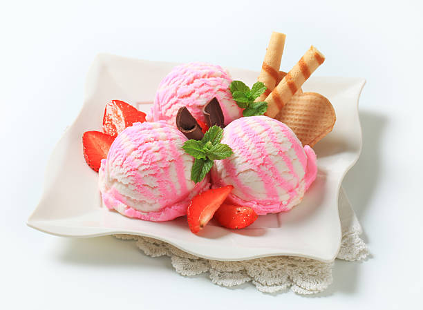 sundae de sorvete - raspberry ice cream close up fruit mint - fotografias e filmes do acervo