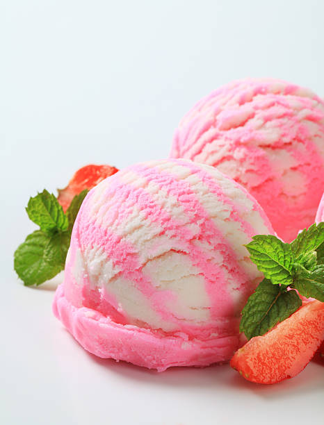 клубничный йогурт мороженое - raspberry ice cream close up fruit mint стоковые фото и изображения