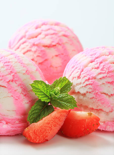 клубничный йогурт мороженое - raspberry ice cream close up fruit mint стоковые фото и изображения