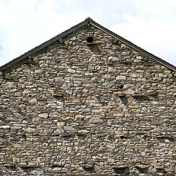 architettura-muro di pietra - gable end foto e immagini stock