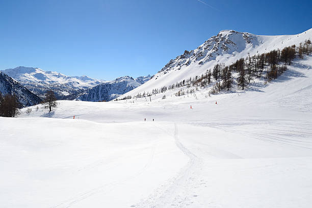 high mountain 스키리조트 - european alps cold mountain range clear sky 뉴스 사진 이미지