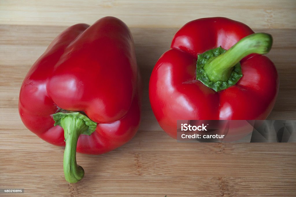 Pimienta roja sobre fondo de madera - Foto de stock de Alimento libre de derechos