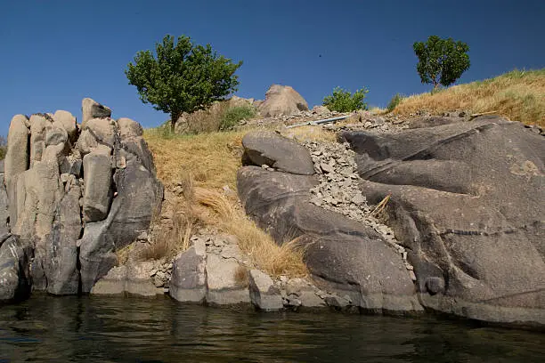 We take a closer look at life on Nile River while having a felucca sailboat ride from Aswan to Elephantine Island.