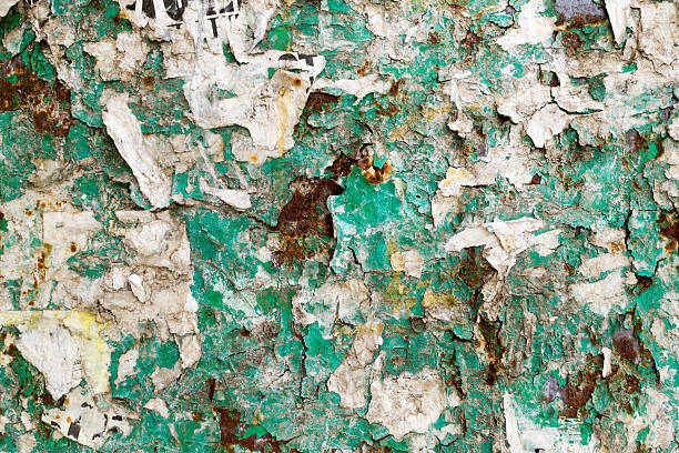 velho papel e ferrugem coberto de publicidade - rust fungus sign rust rusty - fotografias e filmes do acervo