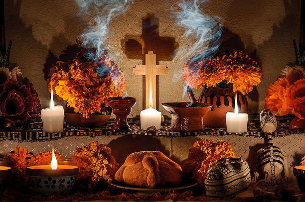 メキシコの死者の日の祭壇（ディアデごちゃごちゃ) - altar ストックフォトと画像