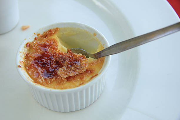 französische desserts: creme brûlée - brule stock-fotos und bilder