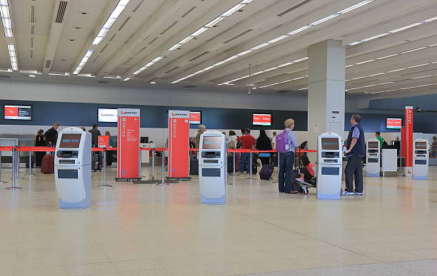 стойка регистрации в аэропорту - airport airport check in counter ticket ticket machine стоковые фото и изображения
