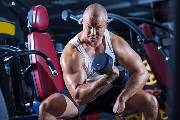 uomo facendo allenamento con bilanciere - human muscle men weights picking up foto e immagini stock