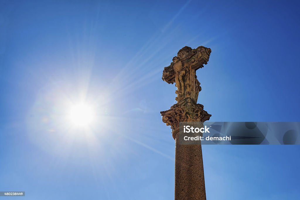 Vecchio Crocifisso con raggi del sole - Foto stock royalty-free di Antico - Condizione