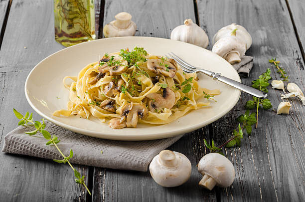 istock Fettuccine with garlic and mushrooms 480240428