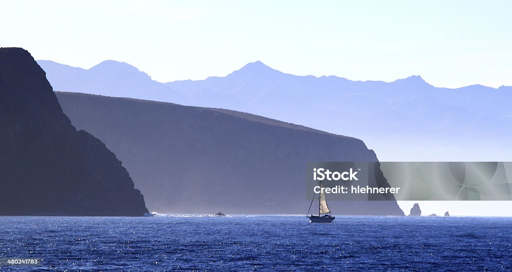 Vela isla de Santa Cruz - Foto de stock de Acantilado libre de derechos