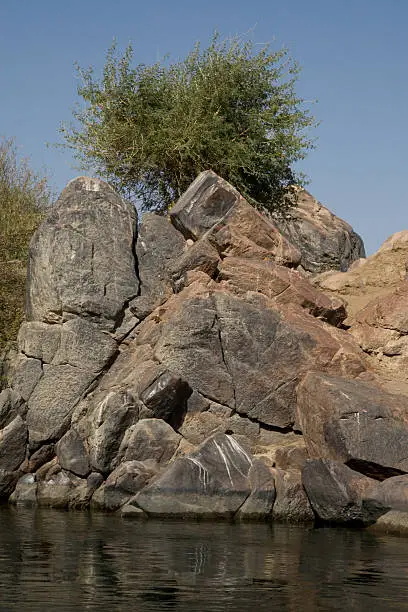 We take a closer look at life on Nile River while having a felucca sailboat ride from Aswan to Elephantine Island.