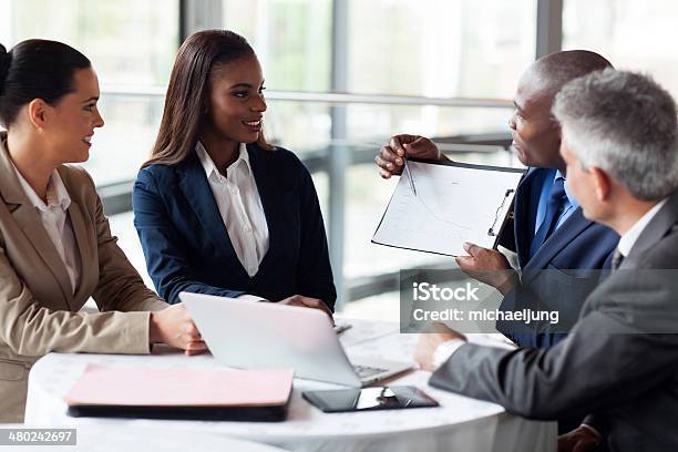 Afroamerikanischer Geschäftsmann Mit Kollegen Diagramm Erläutert Sales Stockfoto und mehr Bilder von Afrikanischer Abstammung