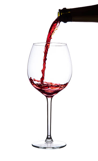 rotwein gießen in glas wein.  pinot noir.  isoliert. - wine wineglass red wine pouring stock-fotos und bilder