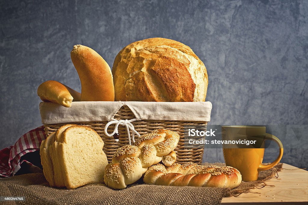 Deliziosa pane e panini in cesto di vimini - Foto stock royalty-free di Alimentazione sana