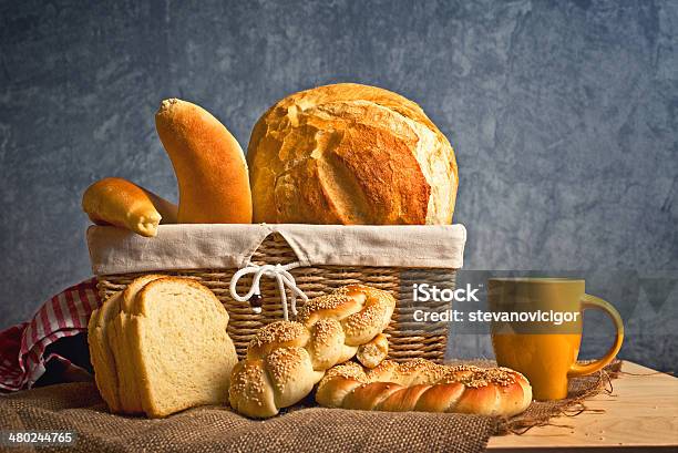 Deliziosa Pane E Panini In Cesto Di Vimini - Fotografie stock e altre immagini di Alimentazione sana - Alimentazione sana, Ambientazione interna, Camera