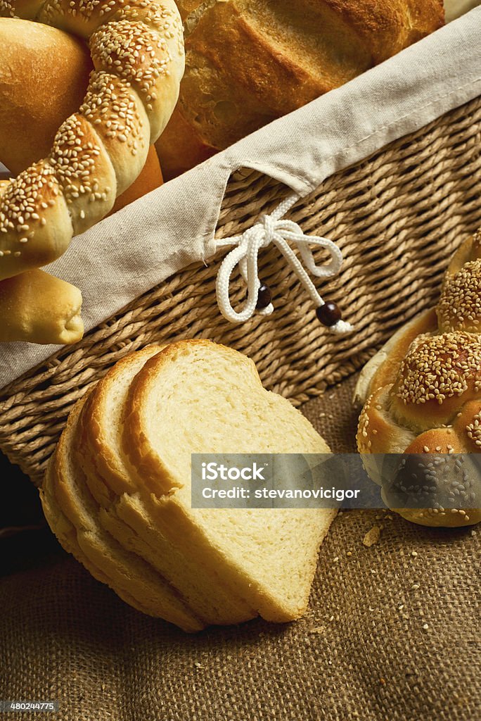 맛있는 빵 및 롤 위커 바스켓 - 로열티 프리 가정 주방 스톡 사진