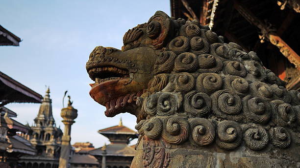 ancienne statue de katmandou - stone statue animal imitation asia photos et images de collection