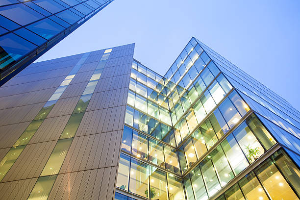 gratte-ciel, de bâtiment d'entreprise bureau d'affaires dans la ville de londres, angleterre, royaume-uni - building exterior built structure uk construction photos et images de collection