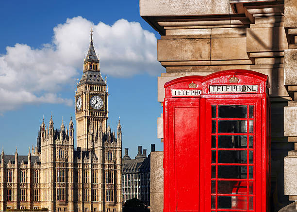english roten telefonzellen mit big ben in london, gb - telephone cabin stock-fotos und bilder