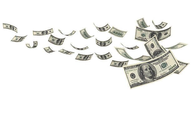 moeda americana caindo em fundo branco - one hundred dollar bill dollar stack paper currency - fotografias e filmes do acervo