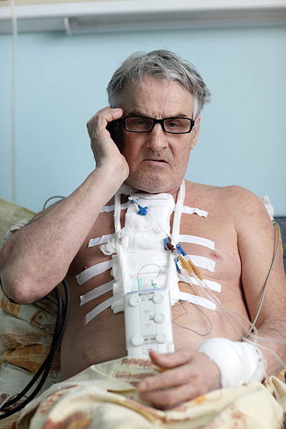 환자 모바일 휴대폰 - pacemaker torso chest male 뉴스 사진 이미지